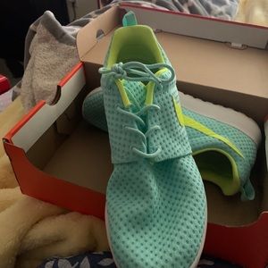 Teal Nike rosh runs running shoes